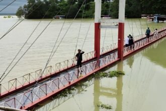 কাপ্তাই হ্রদের পানিতে ডুবেছে ঝুলন্ত সেতু