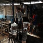 আদমজী ইপিজেডের কারখানায় শ্রমিকদের ব্যস্ততা