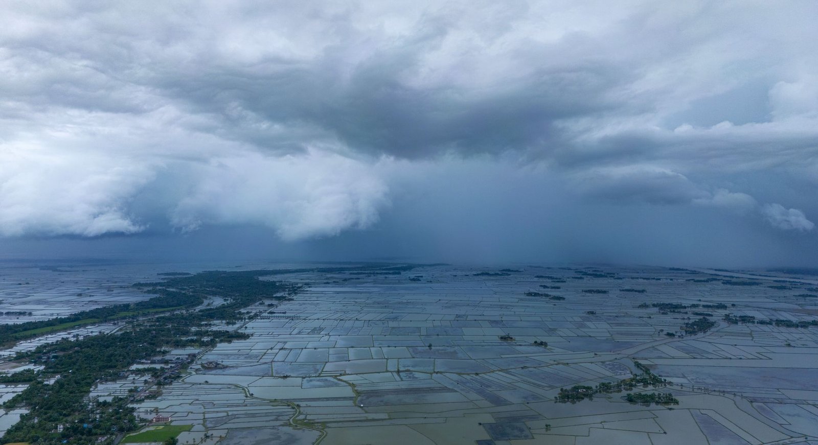 মৌসুমি বায়ুর প্রভাবে বৃষ্টি ও বজ্রবৃষ্টি—বাংলাদেশের আকাশ