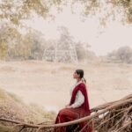 লাল শাড়ি ও সোনার গয়নায় উৎসবের সাজে বাঙালিয়ানার লুক