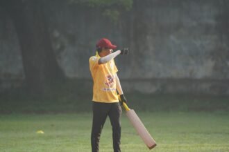 বাংলাদেশ ক্রিকেট ম্যাচে স্কোরবোর্ড দেখা এবং কোচের সঙ্গে আলোচনা