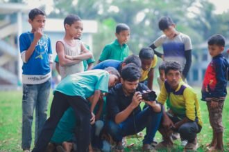 বিদ্যালয়ে শিক্ষার্থীদের সঙ্গে শিক্ষক-শিক্ষার পরিবেশ