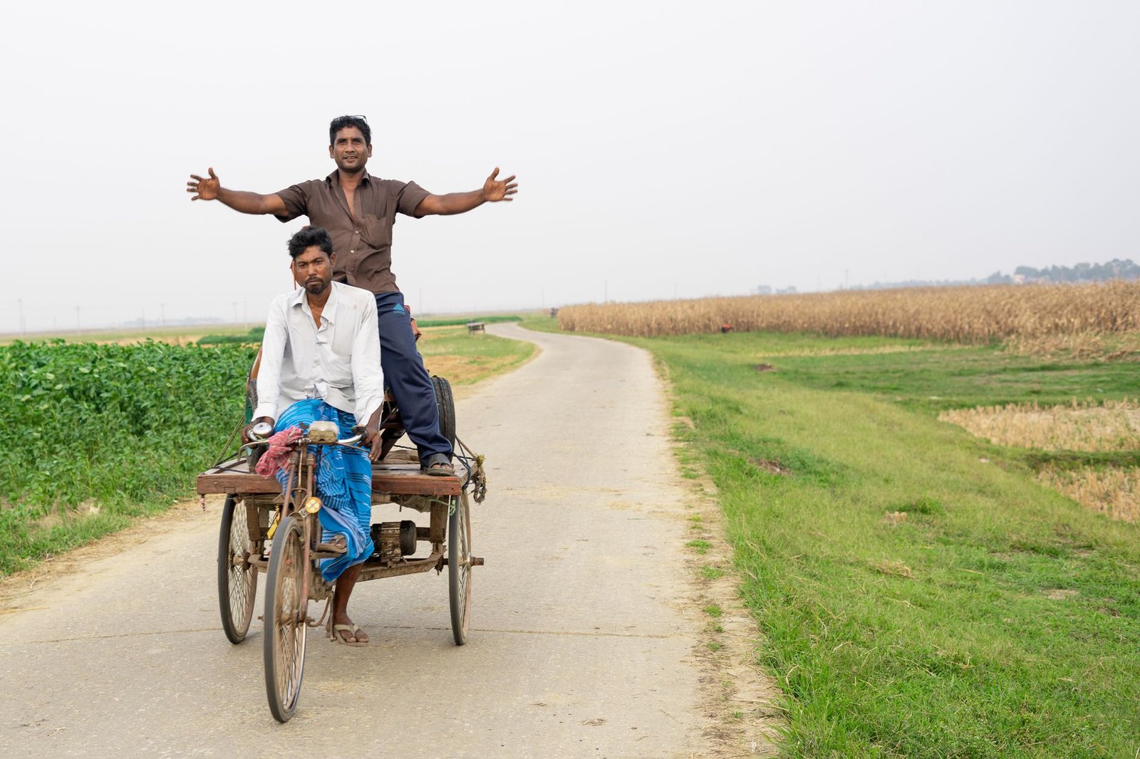 ফুলবাড়ী এলাকার বাজার ও সড়কের উন্নত দৃশ্য