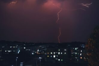 ঢাকায় মেঘলা আকাশে বৃষ্টি ও বজ্রপাতের সতর্ক সংকেত