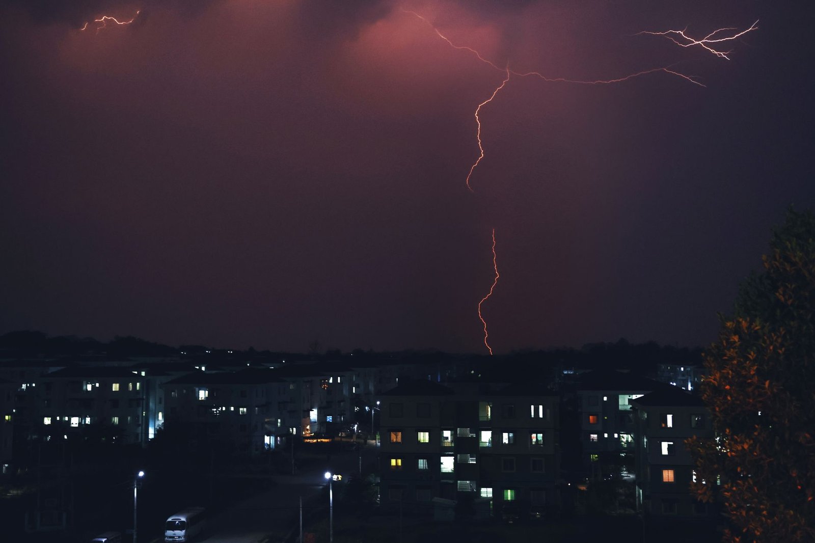 ঢাকায় মেঘলা আকাশে বৃষ্টি ও বজ্রপাতের সতর্ক সংকেত