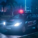 প্রিজন ভ্যান কারাগারের ফটকে প্রবেশ করছে