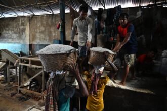 বাংলাদেশের শিল্পকারখানায় উৎপাদন লাইনের দৃশ্য