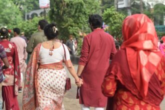 গুগলের অনুষ্ঠানে শাড়ি-পাঞ্জাবিতে বাংলাদেশের প্রবাসী দম্পতি, পাভেল সারওয়ার ও সুমাইয়া জাফরিন চৌধুরী