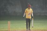 বাংলাদেশের ক্রিকেট ম্যাচে বোলারের দৃষ্টি ও স্কোরবোর্ড