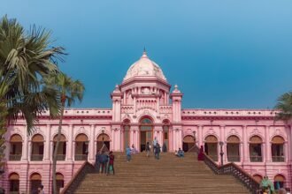 আন্তর্জাতিক অপরাধ ট্রাইব্যুনাল ভবন ও বিচারক-সম্পর্কিত প্রতীকী চিত্র