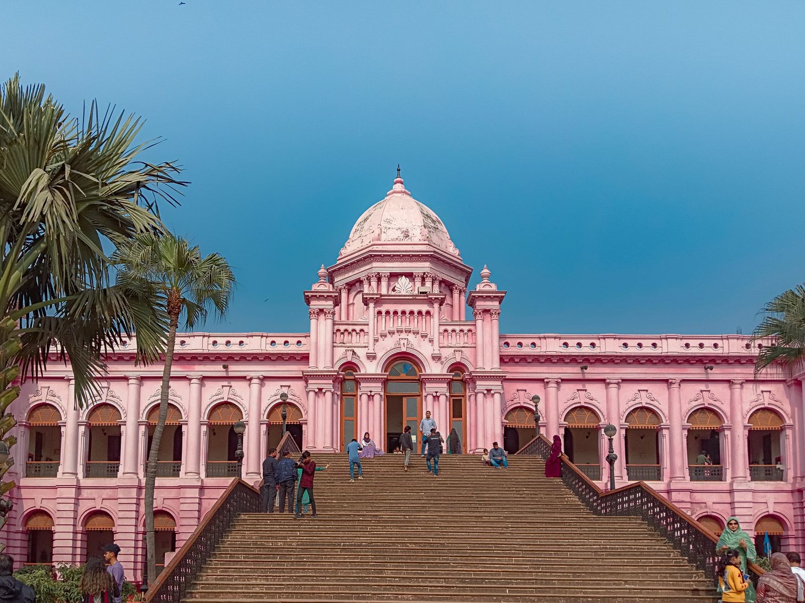 আন্তর্জাতিক অপরাধ ট্রাইব্যুনাল ভবন ও বিচারক-সম্পর্কিত প্রতীকী চিত্র