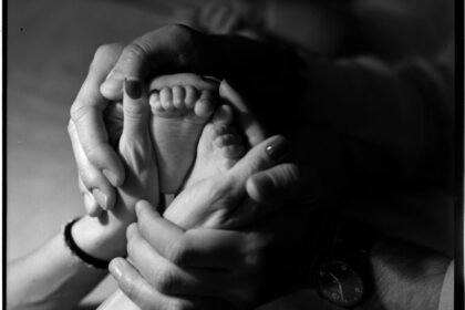 নবজাতক কন্যার কোমল পায়ের ছবি শেয়ার করেছেন বাবা জাহিদ নিরব