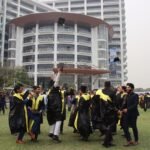 জগন্নাথ বিশ্ববিদ্যালয়ের প্রধান ফটকে শিক্ষার্থীদের আইডি কার্ড যাচাই করছেন নিরাপত্তাকর্মীরা
