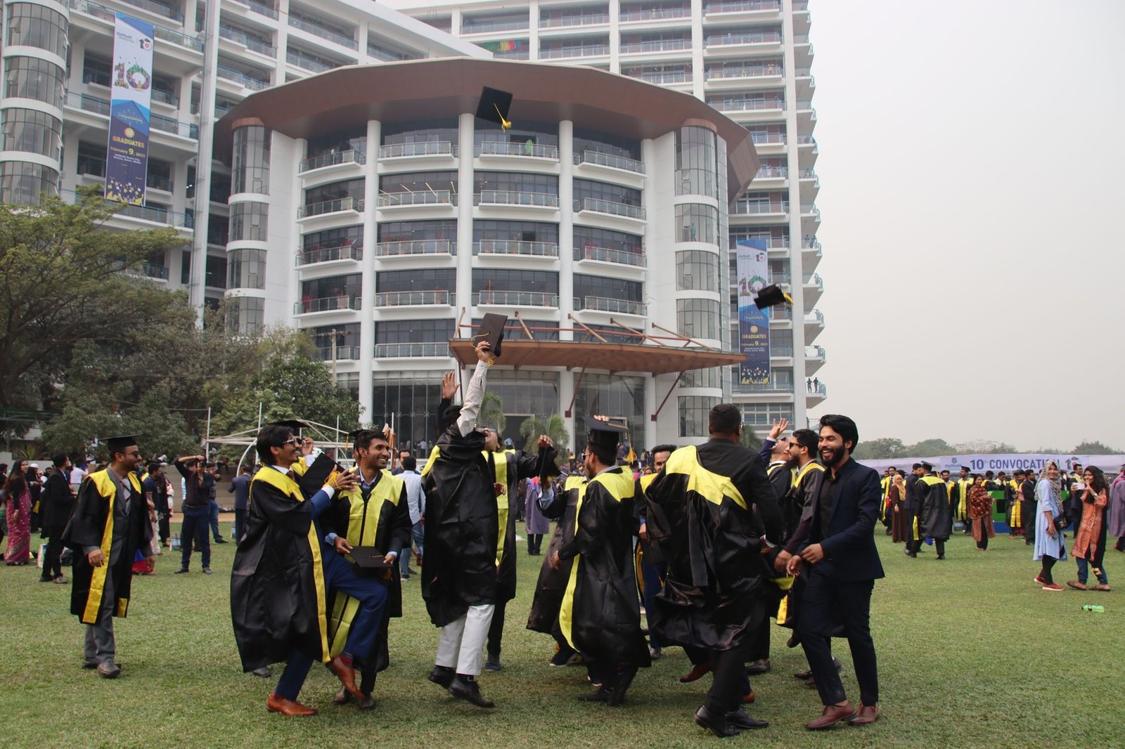 বাংলাদেশের বিশ্ববিদ্যালয় ক্যাম্পাসে শিক্ষার্থীদের অংশগ্রহণে দিবস উদযাপনের দৃশ্য