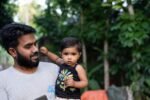 প্রবাসী আয়ের মাধ্যমে পরিবারের নগদ টাকা গ্রহণের দৃশ্য