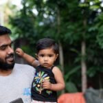 প্রবাসী আয়ের মাধ্যমে পরিবারের নগদ টাকা গ্রহণের দৃশ্য