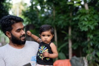 প্রবাসী আয়ের মাধ্যমে পরিবারের নগদ টাকা গ্রহণের দৃশ্য