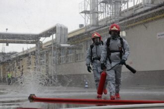 আগুন লাগা হোটেলের দৃশ্য ও অগ্নিনির্বাপণকর্মীদের তৎপরতা
