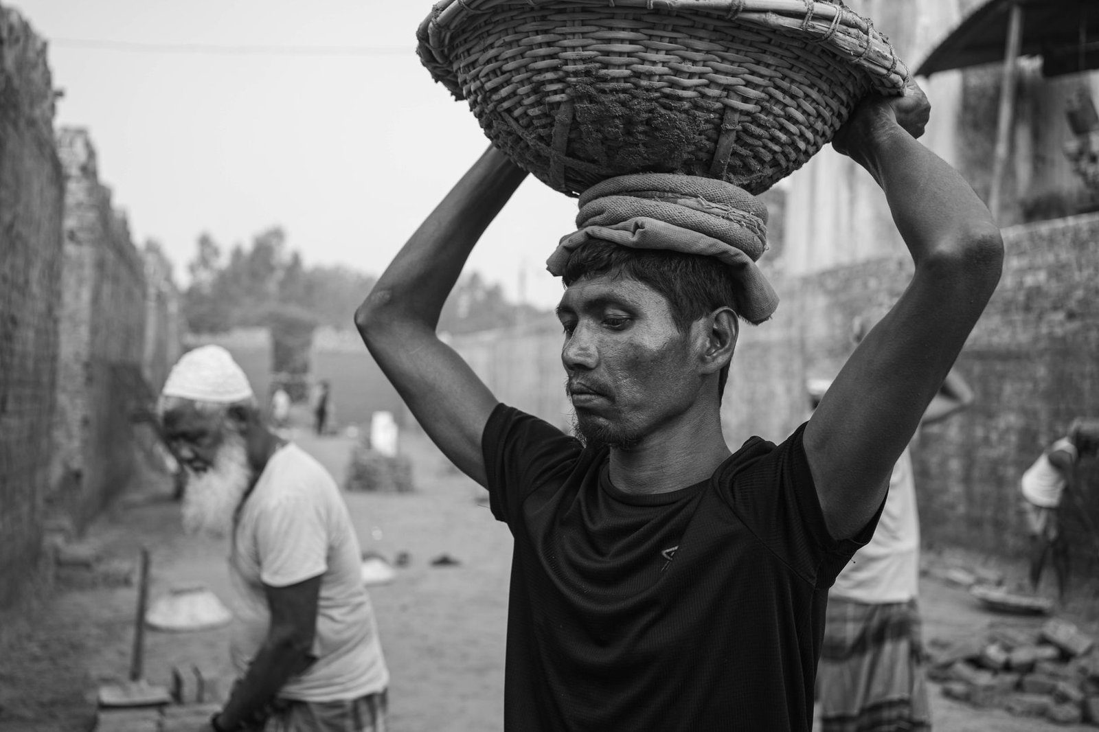 লিবিয়া ফেরত বাংলাদেশি প্রবাসীদের দেশে আগমন