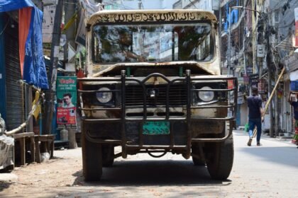 রাজধানীর মৌচাকে বিল্লাল হত্যার ঘটনায় ডিএমপির অভিযানে গ্রেপ্তারকৃত ব্যক্তিকে হ্যান্ডকাফ পরিয়ে সোপর্দের প্রতীকী দৃশ্য