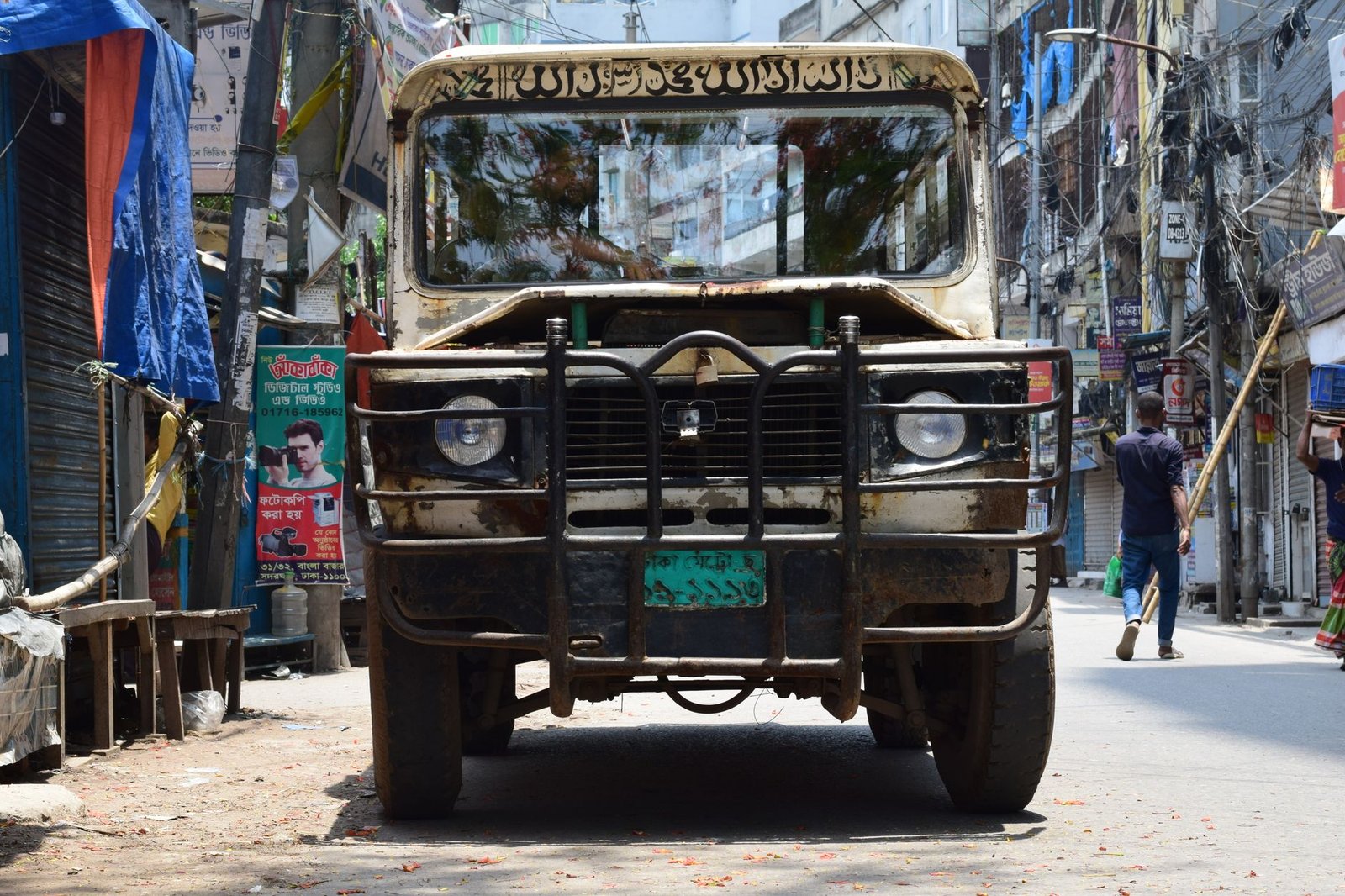 রাজধানীর মৌচাকে বিল্লাল হত্যার ঘটনায় ডিএমপির অভিযানে গ্রেপ্তারকৃত ব্যক্তিকে হ্যান্ডকাফ পরিয়ে সোপর্দের প্রতীকী দৃশ্য