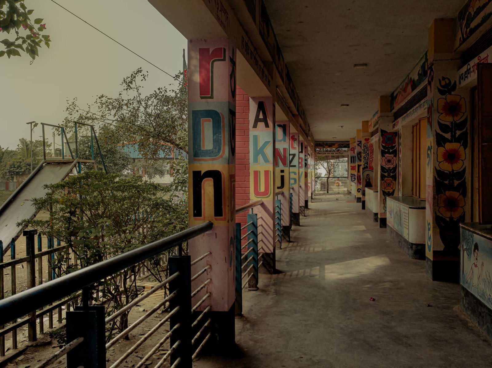 মিরপুরের স্কুল ক্যাম্পাসে শিক্ষার্থীদের সঙ্গে বৃক্ষরোপণ কর্মসূচি