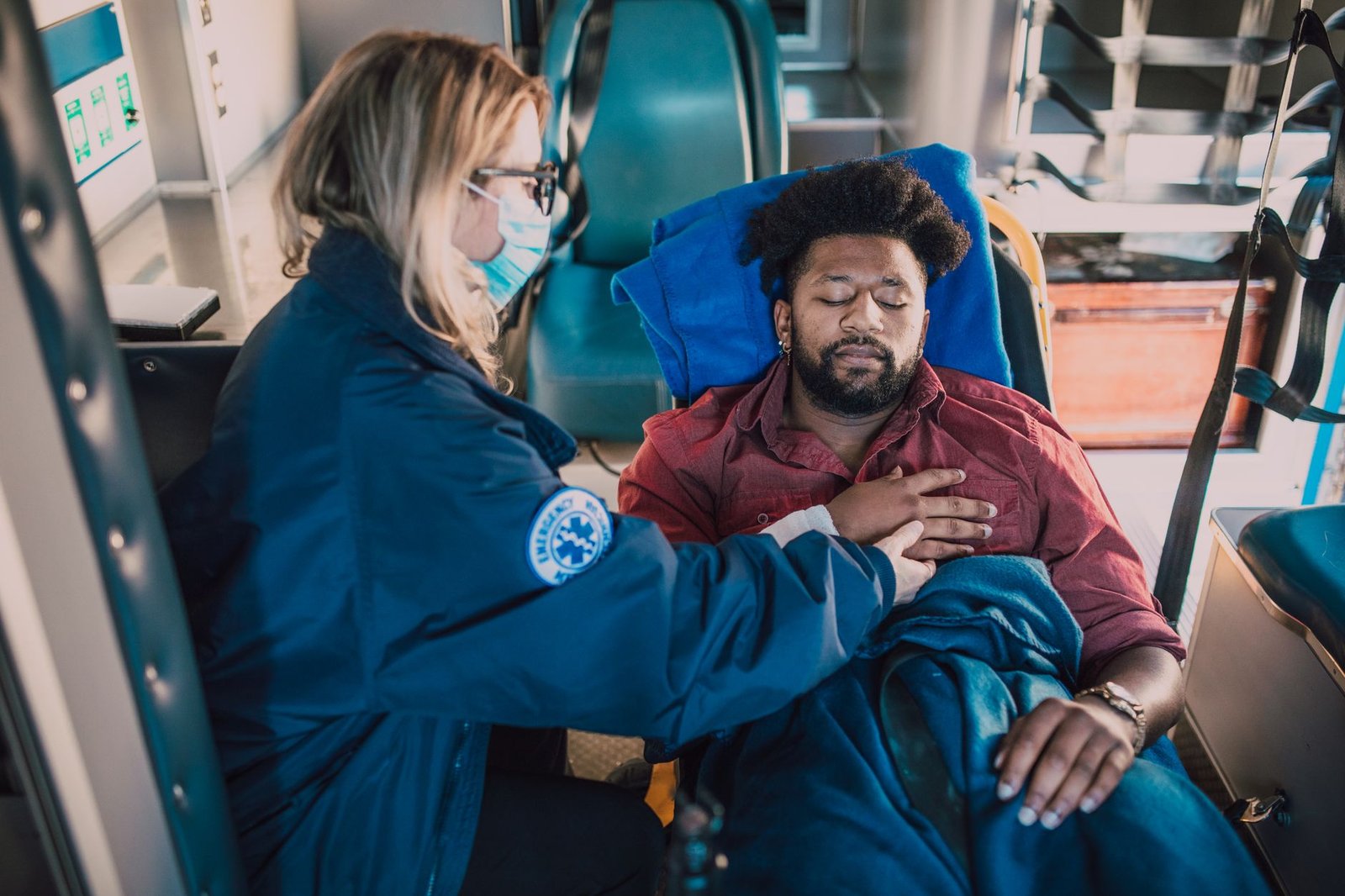 মেডিকেল বোর্ডের অধীনে রোগীর চিকিৎসা এবং হাসপাতাল পরিবেশের একটি প্রতীকী ছবি