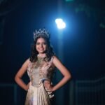 মিস ওয়ার্ল্ড বাংলাদেশ সামানজার সাঈদ সংবাদ সম্মেলনে ভোট ও স্বাস্থ্যবিধি উদ্যোগের কথা বলছেন