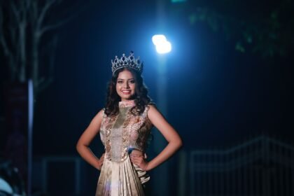 মিস ওয়ার্ল্ড বাংলাদেশ সামানজার সাঈদ সংবাদ সম্মেলনে ভোট ও স্বাস্থ্যবিধি উদ্যোগের কথা বলছেন