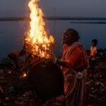 ঢাকার আদালতের বাইরে আইনজীবী ও মামলার নথি