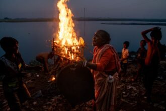 ঢাকার আদালতের বাইরে আইনজীবী ও মামলার নথি