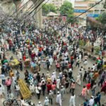 আড়াইহাজার বাজার এলাকায় পুলিশ মোতায়েনের দৃশ্য