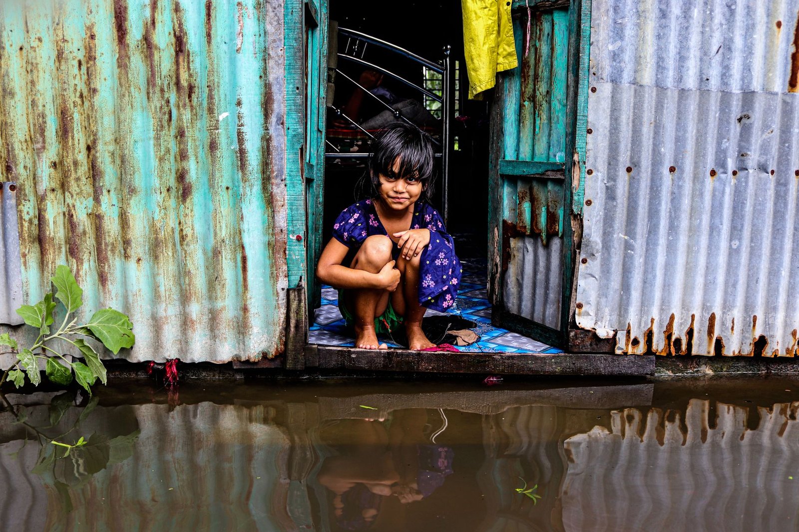 সাতক্ষীরার সীমান্তঘেঁষা এলাকায় আশ্রয় নেওয়া এক নারী, নিরাপত্তাহীনতার মধ্যে দেশে ফেরার আকুতি