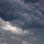 বৃষ্টির মেঘ এবং আবহাওয়ার পূর্বাভাসের দৃশ্য