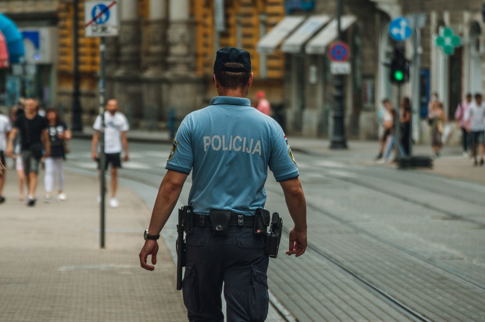 আইনের শাসন প্রতিষ্ঠায় পুলিশ সদস্যদের দায়িত্ব পালনের প্রতীকী চিত্র