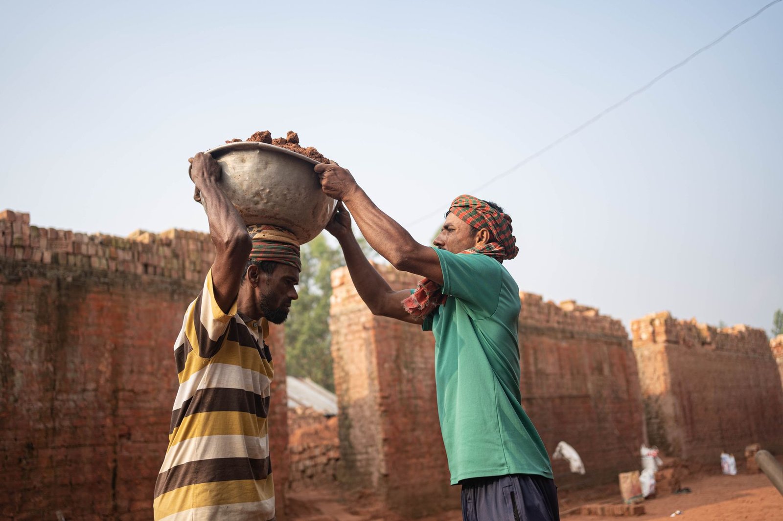 নিরাপদ অভিবাসন নীতির প্রতীকী চিত্র