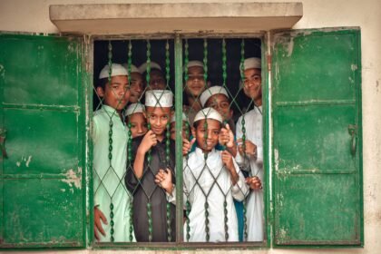 অনলাইনে এসএসসি ফল দেখার বিষয়টি বোঝাতে শিক্ষার্থী ও শিক্ষা পোর্টাল–ধাঁচের একটি প্রতীকী ছবি