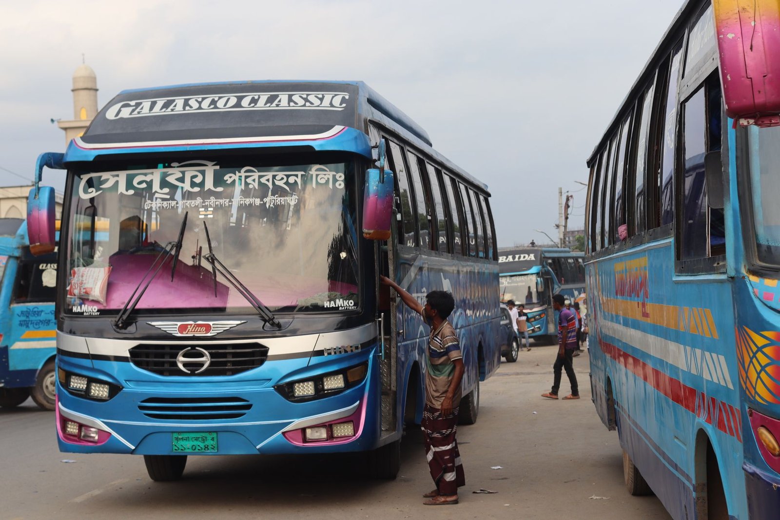 সিলেটে কদমতলী বাস টার্মিনালের কাছে প্রশাসনের অভিযানে স্লিপার বাস সংক্রান্ত ব্যবস্থা