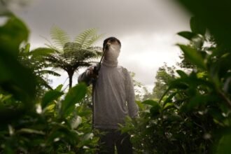 চা-বাগান শ্রমিকদের মাঝে রেইনকোট বিতরণ