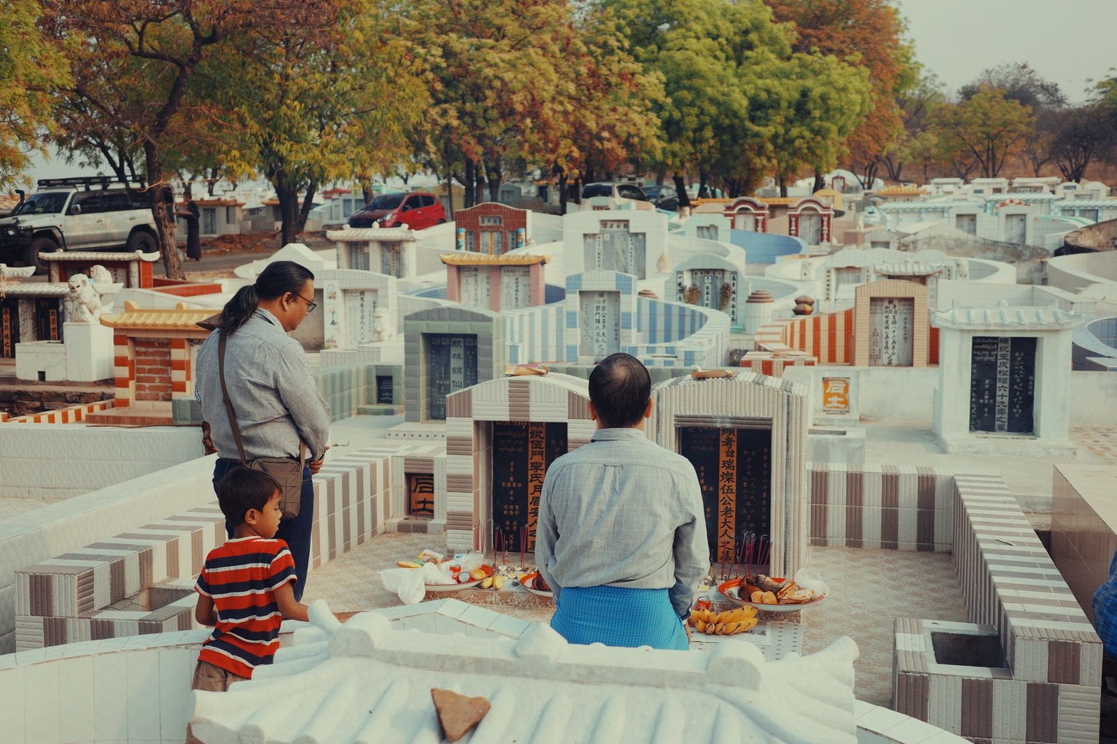 পরিবারের সদস্যদের সঙ্গে কবরের পাশে শ্রদ্ধা নিবেদন