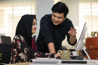 অফিসে সহকর্মীর সঙ্গে এই ৫ বিষয় শেয়ার করলে বিপদে পড়তে পারেন
