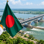 ঢাকার সঙ্গে গঙ্গার পানিবণ্টন চুক্তি এবার বিহারের স্বার্থকে সামনে আনল দিল্লি Icon কলকাতা প্রতিনিধি প্রকাশ: ০৫ সেপ্টেম্বর ২০২৬, ১২:০০ এএম প্রিন্ট সংস্করণ 1 Shares facebook sharing buttontwitter sharing buttonwhatsapp sharing buttonmessenger sharing buttonprint sharing buttoncopy sharing button এবার বিহারের স্বার্থকে সামনে আনল দিল্লি ফাইল ছবি আরও পড়ুন সড়কে মেগা পরিবর্তন চায় সরকার ২২৪ কিমি. এলিভেটেড এক্সপ্রেসওয়ের চিন্তা পাহাড় ঝরনা সিলিকা বালুর মিতালী প্রকৃতির সাজঘর কলমাকান্দা বিশ্ববাজারে খাদ্যপণ্যের দাম ২০২২ সালের পর সর্বোচ্চ: জাতিসংঘ চট্টগ্রামে ওসিকে সন্ত্রাসী বগার হুমকি পুলিশের অভিযানে হামলা গাড়ি ভাঙচুর, আহত ২২ ২০২৭ সালের হজ নিবন্ধনে সাড়া নেই হজযাত্রীদের ফলো করুন গুগল নিউজ হোয়াটসঅ্যাপ মেসেঞ্জার বাংলাদেশের সঙ্গে গঙ্গার পানিবণ্টন চুক্তি নবায়নের আগে বিহারের পানির প্রয়োজনকে গুরুত্ব দেওয়ার আশ্বাস দিয়েছে ভারত সরকার। ভারতের পররাষ্ট্রমন্ত্রী এস জয়শঙ্কর জানিয়েছেন, চুক্তিটির ভবিষ্যৎ নিয়ে সিদ্ধান্ত নেওয়ার সময় বিহারের পানীয়জল ও শিল্পক্ষেত্রে পানির প্রয়োজনসহ সংশ্লিষ্ট সব বিষয় বিবেচনায় রাখা হবে। তবে জয়শঙ্কর এ কথা কোনো সংবাদ সম্মেলনে বলেননি। জনতা দল ইউনাইটেডের জাতীয় কার্যকরী সভাপতি ও রাজ্যসভার সদস্য সঞ্জয় কুমার ঝাকে লেখা ২৮ আগস্টের একটি চিঠিতে তিনি এ অবস্থান জানান। গত ৬ আগস্ট রাজ্যসভায় গঙ্গার পানিবণ্টন চুক্তি নবায়নের ক্ষেত্রে বিহারের স্বার্থ সুরক্ষার দাবি তুলেছিলেন ঝা। সেই বক্তব্যের জবাবেই জয়শঙ্করের চিঠি। ১৯৯৬ সালের ১২ ডিসেম্বর বাংলাদেশ ও ভারতের মধ্যে গঙ্গার পানিবণ্টন চুক্তি সই হয়েছিল। ৩০ বছর মেয়াদি ওই চুক্তির মেয়াদ আগামী ১২ ডিসেম্বর শেষ হওয়ার কথা। ফারাক্কা ব্যারাজে শুষ্ক মৌসুমে গঙ্গার পানিপ্রবাহ কীভাবে দুদেশের মধ্যে বণ্টন হবে, মূলত তা নিয়েই এই চুক্তি। চুক্তি নবায়ন ঘিরে এবার ভারতের অভ্যন্তরীণ একটি নতুন মাত্রা সামনে এসেছে। বিহারের ক্ষমতাসীন জোটের গুরুত্বপূর্ণ শরিক জনতা দল ইউনাইটেড দীর্ঘদিন ধরেই অভিযোগ করে আসছে, গঙ্গার পানিবণ্টনের ক্ষেত্রে বিহারের স্বার্থ যথাযথভাবে বিবেচনা করা হয়নি। গঙ্গার পানিবণ্টন চুক্তি নবায়নে বিহারের পানি চাহিদা বিবেচনায় দিল্লি