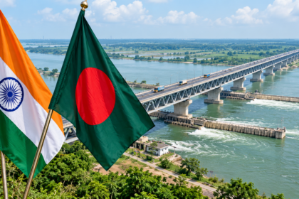 ঢাকার সঙ্গে গঙ্গার পানিবণ্টন চুক্তি এবার বিহারের স্বার্থকে সামনে আনল দিল্লি Icon কলকাতা প্রতিনিধি প্রকাশ: ০৫ সেপ্টেম্বর ২০২৬, ১২:০০ এএম প্রিন্ট সংস্করণ 1 Shares facebook sharing buttontwitter sharing buttonwhatsapp sharing buttonmessenger sharing buttonprint sharing buttoncopy sharing button এবার বিহারের স্বার্থকে সামনে আনল দিল্লি ফাইল ছবি আরও পড়ুন সড়কে মেগা পরিবর্তন চায় সরকার ২২৪ কিমি. এলিভেটেড এক্সপ্রেসওয়ের চিন্তা পাহাড় ঝরনা সিলিকা বালুর মিতালী প্রকৃতির সাজঘর কলমাকান্দা বিশ্ববাজারে খাদ্যপণ্যের দাম ২০২২ সালের পর সর্বোচ্চ: জাতিসংঘ চট্টগ্রামে ওসিকে সন্ত্রাসী বগার হুমকি পুলিশের অভিযানে হামলা গাড়ি ভাঙচুর, আহত ২২ ২০২৭ সালের হজ নিবন্ধনে সাড়া নেই হজযাত্রীদের ফলো করুন গুগল নিউজ হোয়াটসঅ্যাপ মেসেঞ্জার বাংলাদেশের সঙ্গে গঙ্গার পানিবণ্টন চুক্তি নবায়নের আগে বিহারের পানির প্রয়োজনকে গুরুত্ব দেওয়ার আশ্বাস দিয়েছে ভারত সরকার। ভারতের পররাষ্ট্রমন্ত্রী এস জয়শঙ্কর জানিয়েছেন, চুক্তিটির ভবিষ্যৎ নিয়ে সিদ্ধান্ত নেওয়ার সময় বিহারের পানীয়জল ও শিল্পক্ষেত্রে পানির প্রয়োজনসহ সংশ্লিষ্ট সব বিষয় বিবেচনায় রাখা হবে। তবে জয়শঙ্কর এ কথা কোনো সংবাদ সম্মেলনে বলেননি। জনতা দল ইউনাইটেডের জাতীয় কার্যকরী সভাপতি ও রাজ্যসভার সদস্য সঞ্জয় কুমার ঝাকে লেখা ২৮ আগস্টের একটি চিঠিতে তিনি এ অবস্থান জানান। গত ৬ আগস্ট রাজ্যসভায় গঙ্গার পানিবণ্টন চুক্তি নবায়নের ক্ষেত্রে বিহারের স্বার্থ সুরক্ষার দাবি তুলেছিলেন ঝা। সেই বক্তব্যের জবাবেই জয়শঙ্করের চিঠি। ১৯৯৬ সালের ১২ ডিসেম্বর বাংলাদেশ ও ভারতের মধ্যে গঙ্গার পানিবণ্টন চুক্তি সই হয়েছিল। ৩০ বছর মেয়াদি ওই চুক্তির মেয়াদ আগামী ১২ ডিসেম্বর শেষ হওয়ার কথা। ফারাক্কা ব্যারাজে শুষ্ক মৌসুমে গঙ্গার পানিপ্রবাহ কীভাবে দুদেশের মধ্যে বণ্টন হবে, মূলত তা নিয়েই এই চুক্তি। চুক্তি নবায়ন ঘিরে এবার ভারতের অভ্যন্তরীণ একটি নতুন মাত্রা সামনে এসেছে। বিহারের ক্ষমতাসীন জোটের গুরুত্বপূর্ণ শরিক জনতা দল ইউনাইটেড দীর্ঘদিন ধরেই অভিযোগ করে আসছে, গঙ্গার পানিবণ্টনের ক্ষেত্রে বিহারের স্বার্থ যথাযথভাবে বিবেচনা করা হয়নি। গঙ্গার পানিবণ্টন চুক্তি নবায়নে বিহারের পানি চাহিদা বিবেচনায় দিল্লি