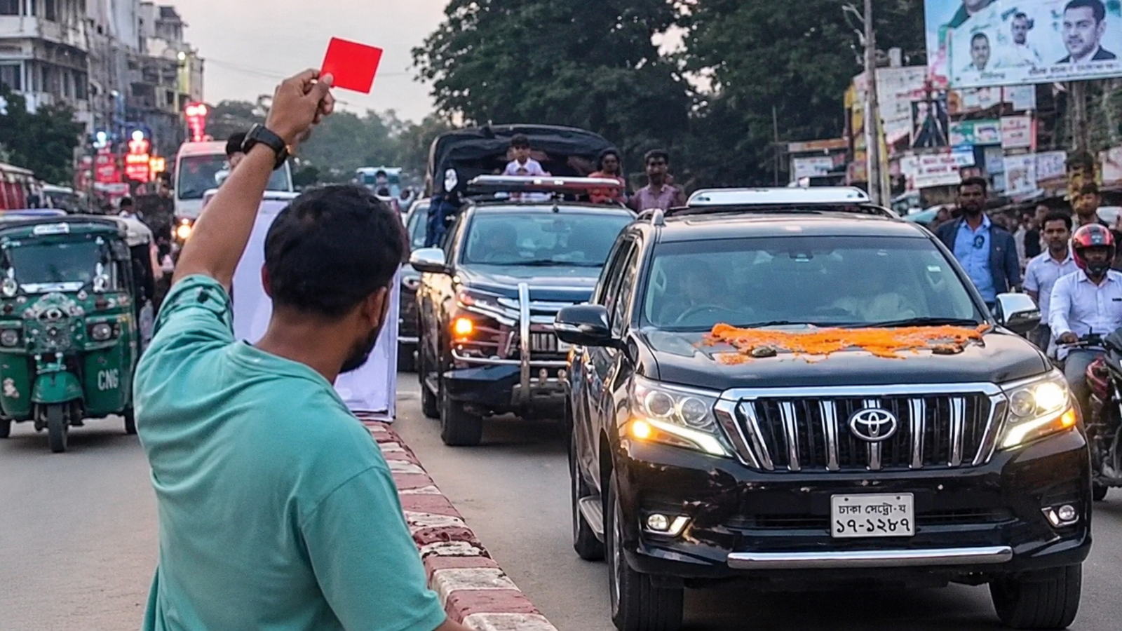 গাড়িবহরকে লাল কার্ড দেখানোর পর সমালোচনা, যা বললেন ছাত্রদল নেতা নিশান