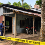 ছাদে ফাটল, খসে পড়ছে পলেস্তারা, ঝুঁকিপূর্ণ স্কুলেই চলছে পাঠদান