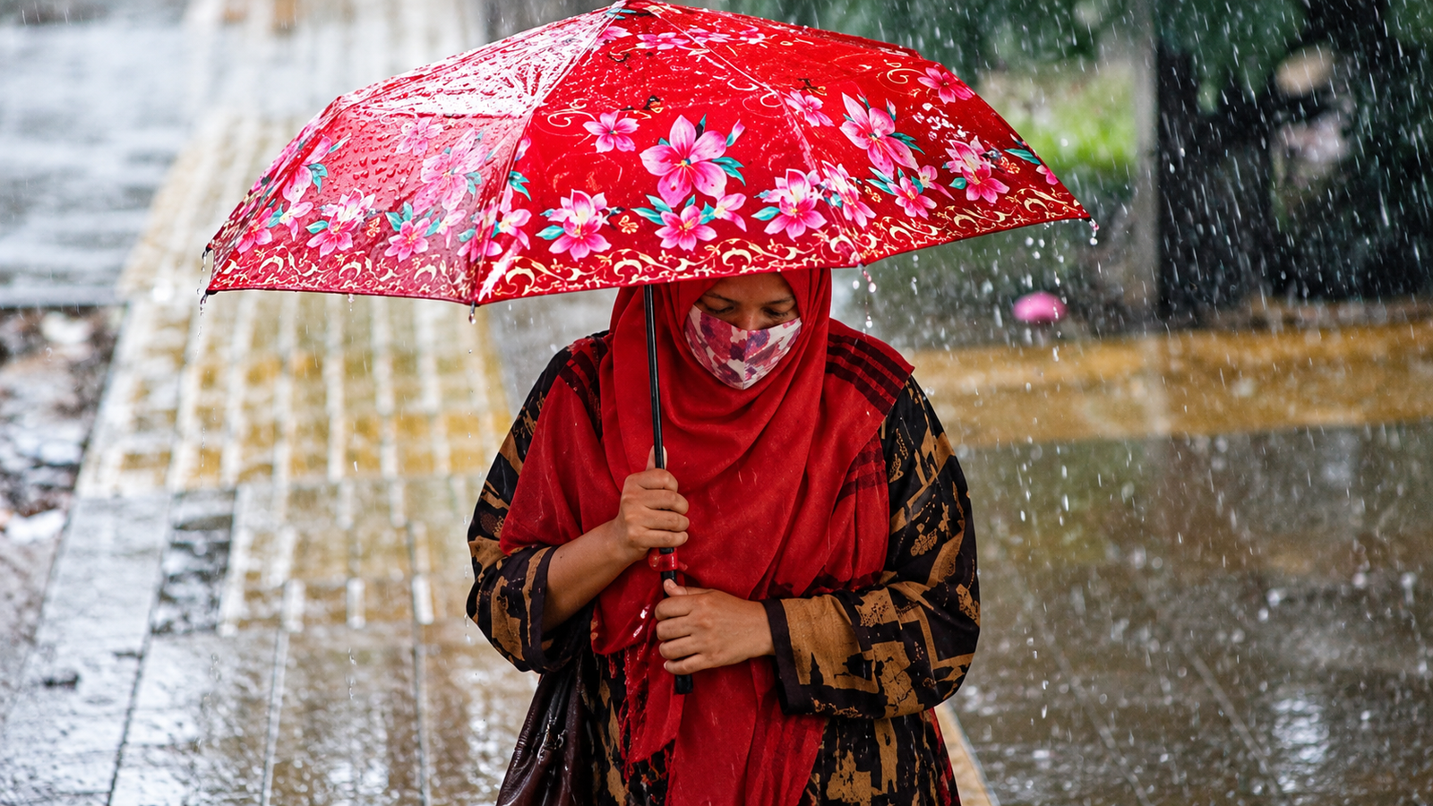 দেশজুড়ে বৃষ্টি ও বজ্রবৃষ্টির সম্ভাবনা আজকের আবহাওয়ার পূর্বাভাস
