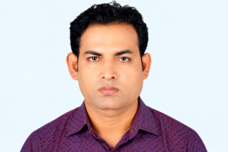 পদাবনতি থেকে ২,৫৯৮ কোটি টাকার প্রকল্পের পিডি, আলোচনায় প্রকৌশলী জুয়েল বিতর্কিত সেই প্রকৌশলী ২৬শ কোটি টাকার প্রকল্পের পিডি Icon আহমদ মুসা রঞ্জু, খুলনা প্রকাশ: ০৯ সেপ্টেম্বর ২০২৬, ১২:০০ এএম প্রিন্ট সংস্করণ 2 Shares facebook sharing buttontwitter sharing buttonwhatsapp sharing buttonmessenger sharing buttonprint sharing buttoncopy sharing button বিতর্কিত সেই প্রকৌশলী ২৬শ কোটি টাকার প্রকল্পের পিডি প্রকৌশলীর আরিফুল ইসলাম জুয়েল। আরও পড়ুন অর্থ পাচারে নাসা নজরুলের ম্যাজিক ঋণের নামে ব্যাংক লুট বিদেশে বিশাল সাম্রাজ্য রাজশাহী বিশ্ববিদ্যালয় সাত মাসেও কার্যক্রম নেই নজরুলচর্চা কেন্দ্রের হুমকির মুখে মেরিন ড্রাইভসহ বিস্তীর্ণ এলাকা সাগরে বিলীন কুয়াকাটার সেই ট্যুরিস্ট পুলিশ বক্স সব খাতে চাঁদাবাজি কৃষক দলের আলমগীরে জিম্মি পতেঙ্গা বেড়েই চলেছে দাম সুগন্ধি চাল রপ্তানির কোটা ৫০ শতাংশ কমল ফলো করুন গুগল নিউজ হোয়াটসঅ্যাপ মেসেঞ্জার প্রকৌশলীর নাম আরিফুল ইসলাম জুয়েল। তার চাকরি জীবনের পুরোটাই বিতর্কে ভরা। দুর্নীতির প্রমাণ পাওয়ায় শাস্তি হিসাবে নির্বাহী প্রকৌশলী থেকে সহকারী প্রকৌশলী পদে পদাবনতি হয় তার। অনিয়মের অভিযোগে চার বছরের জন্য স্থগিত ছিল পদোন্নতি। কর্মস্থলে সময়মতো উপস্থিত না হওয়ায় অসংখ্যবার তাকে কারণ দর্শানো নোটিশ দেওয়া হয়েছে। তার তদবির বাণিজ্যে অতিষ্ঠ হয়ে কেন্দ্রে চিঠিও দিয়েছিলেন খুলনা মহানগর বিএনপির নেতারা। আলোচিত এই প্রকৌশলী বিএনপি সমর্থিত প্রকৌশলীদের সংগঠন অ্যাসোসিয়েশন অব ইঞ্জিনিয়ার্স বাংলাদেশের (অ্যাব) খুলনা জেলা কমিটির সাধারণ সম্পাদক তিনি। তার কর্মজীবন শুরু খুলনা বিশ্ববিদ্যালয়ের সহকারী প্রকৌশলী। পদোন্নতি পেয়ে নির্বাহী প্রকৌশলী, পদাবনতির পর ফের সহকারী প্রকৌশলী এবং অভ্যুত্থানের পর দলীয় প্রভাব খাটিয়ে পদোন্নতি পান উপ-প্রধান প্রকৌশলী হিসাবে। এর মধ্যেই খুলনা ওয়াসার ২ হাজার ৫৯৮ কোটি টাকার পানি সরবরাহ প্রকল্প ফেজ-২ এর প্রকল্প পরিচালক (পিডি) নিয়োগ প্রক্রিয়া শুরু হয়। অভিযোগ রয়েছে, এই প্রকল্পকে কেন্দ্র করেই ২৮ জুন ওয়াসার উপব্যবস্থাপনা পরিচালক পদে নিয়োগ পান তিনি। প্রকল্প পরিচালকের দায়িত্বে থাকা ব্যক্তিদের সরিয়ে দেন। ২ সেপ্টেম্বর ওই প্রকল্পের পরিচালকের দায়িত্ব পেয়েছেন জুয়েল। নাম প্রকাশ না করার শর্তে এক প্রকৌশলী জানান, জটিল প্রকৌশল জ্ঞানের এই কাজের কোনো অভিজ্ঞতা জুয়েলের নেই। কোন ক্ষমতাবলে তিনি এই দায়িত্ব পেয়েছেন তা নিয়ে ওয়াসাজুড়ে শুরু হয়েছে নানা আলোচনা-সমালোচনা। খুলনা বিশ্ববিদ্যালয় থেকে জানা গেছে, খুলনা বিশ্ববিদ্যালয়ের (খুবি) তৃতীয় একাডেমিক ভবন নির্মাণের পরেই হাঁটাচলার সময় কম্পন সৃষ্টি হচ্ছিল। নতুন ভবনে এমন কম্পনের কারণ অনুসন্ধানে ২০১৬ সালের ৬ ডিসেম্বর তদন্ত কমিটি গঠন করে বিশ্ববিদ্যালয় কর্তৃপক্ষ। খুবি এবং খুলনা প্রকৌশল ও প্রযুক্তি বিশ্ববিদ্যালয়ের (কুয়েট) প্রবীণ শিক্ষকদের নিয়ে গঠিত ওই কমিটি ছাদের ৪টি স্থানের স্ল্যাব কেটে বড় অনিয়ম দেখতে পান। নমুনা পরীক্ষায় দেখা যায়, ছাদের নকশায় কংক্রিটের পুরুত্ব থাকার কথা ছিল সাড়ে ৫ ইঞ্চি। সেখানে কোথাও মাত্র ৩ ইঞ্চি, কোথাও মাত্র ৩ দশমিক ৭৫ ইঞ্চি রয়েছে। এতে স্থাপনা ও শিক্ষার্থীদের জীবন ঝুঁকিতে পড়েছে। তদন্তে উঠে আসে, তদারকির দায়িত্বে থাকা প্রকৌশলীরা অনিয়মে বাধা না দিয়ে উলটো ঠিকাদারের পক্ষে বিল ছাড়ের সুপারিশ করেন। কাজ শেষে সাড়ে ৫ ইঞ্চি কংক্রিট রয়েছে মর্মে পুরো অর্থ পরিশোধ করা হয়। দুর্নীতিতে জড়িত থাকায় ওই সময় বিশ্ববিদ্যালয়ের নির্বাহী প্রকৌশলী আরিফুল ইসলাম জুয়েলসহ বেশ কয়েকজনকে শাস্তি দেওয়া হয়। এর মধ্যে জুয়েলকে নির্বাহী প্রকৌশলী থেকে পদাবনতি দিয়ে সহকারী প্রকৌশলী এবং ৪ বছরের জন্য পদোন্নতি স্থগিত করা হয়। খোঁজ নিয়ে জানা গেছে, অ্যাবের সাবেক কেন্দ্রীয় সভাপতি ও বর্তমান রাজউক চেয়ারম্যান প্রকৌশলী মো. রিয়াজুল ইসলামের আস্থাভাজন এই জুয়েল। বিশ্ববিদ্যালয়ের বর্তমান উপাচার্যসহ জ্যেষ্ঠ শিক্ষকদের অনেকেই অ্যাবের সদস্য। অভ্যুত্থানের পর তার বিরুদ্ধে বিশ্ববিদ্যালয়ের শাস্তি বাতিল করান তিনি। ২০২৫ সালে তাকে বিশ্ববিদ্যালয়ের উপ-প্রধান প্রকৌশলী হিসাবে পদোন্নতি দেওয়া হয়। খুলনা বিশ্ববিদ্যালয়ের কোনো কর্মকর্তাকে অন্য সংস্থায় প্রেষণে পাঠানোর ঘটনা ছিল এটাই প্রথম। সূত্রটি জানায়, অভ্যুত্থানের পর বিএনপি ও অ্যাবের প্রভাব খাটিয়ে বিভিন্ন দপ্তরে খবরদারি শুরু করেন জুয়েল। দপ্তরগুলোতে বদলি ও পদায়নে হস্তক্ষেপের অভিযোগ ওঠে তার বিরুদ্ধে। নানা অভিযোগে অতিষ্ঠ হয়ে ২০২৫ সালের ২৬ জুন অ্যাব সভাপতি ও আইইবির চেয়ারম্যান রিয়াজুল ইসলামকে চিঠি লেখেন খুলনা মহানগর বিএনপি সভাপতি এসএম শফিকুল আলম মনা ও সাধারণ সম্পাদক শফিকুল আলম তুহিন। চিঠিতে তারা উল্লেখ করেন, ৭-৮ মাস ধরে একের পর এক অভিযোগ আসছে যে, দলের পদ ব্যবহার করে জুয়েল কুয়েটসহ বিভিন্ন প্রকৌশল দপ্তরে গিয়ে হুমকি-ধমকি, নিয়োগ পদোন্নতিতে অযাচিত হস্তক্ষেপ করছেন। বিভিন্ন অফিসে আর্থিক সুবিধার বিনিময়ে কাজ করে দেবেন বলে তদবির করছেন। এতে দলের সুনাম ক্ষুণ্ন হচ্ছে। ওই চিঠিতে তার সাধারণ সম্পাদক পদ বাতিলের সুপারিশ করা হয়। অবশ্য আরিফুল ইসলাম জুয়েল সব অভিযোগ অস্বীকার করেছেন। মুঠোফোনে তিনি বলেন, যেসব অভিযোগ উত্থাপন করা হয়েছে তার সবই ভুয়া। একজন আমার পেছনে লেগেছেন। আমার কাছে সব পেপার্স রয়েছে। বিএনপি চিঠি দিয়েছে মর্মে যে কথা প্রচার করা হয়েছে সেটি মিথ্যা। নগর বিএনপির সভাপতি মনা ভাই একাধিকবার অস্বীকার করেছেন। ফ্যাসিবাদ আমলে আমাকে পরিকল্পিতভাবে ফাঁসানোর চেষ্টা করা হয়েছে। ভবন নির্মাণে যে দুর্নীতির অভিযোগ তোলা হয়েছিল সে সময় আমি ভারতে চিকিৎসাধীন ছিলাম। পরে অন্তর্বর্তীকালীন সময়ে বিশ্ববিদ্যালয়ের সিন্ডিকেট মিটিংয়ে পূর্বের শাস্তি বাতিল করা হয়েছে। তিনি বলেন, বড় প্রকল্পের পিডি হতে অভিজ্ঞতার প্রয়োজন হয় না, যোগ্যতা থাকতে হয়। এজন্যই আমাকে মিনিস্ট্রি পিডি বানিয়েছে। অসদাচরণে ভরা ছিল আগের কর্মস্থল : যোগ দেওয়ার পর থেকে সহকর্মীদের সঙ্গে দুর্ব্যবহার, কর্মস্থলে দেরি করে উপস্থিত হওয়াসহ বিভিন্ন অভিযোগে অসংখ্যবার তাকে কারণ দর্শানো নোটিশ দেওয়া হয়েছে। বিএনপি, আওয়ামী লীগ, অন্তর্বর্তীকালীন-তিন মেয়াদে একাধিকবার শোকজ পেয়েছেন তিনি। অভ্যুত্থানের পর আরও বেপরোয়া জীবনের অভিযোগ ওঠে তার বিরুদ্ধে। বিশ্ববিদ্যালয়ের ডিজিটাল হাজিরার ফিঙ্গার প্রিন্ট রেকর্ডে দেখা যায়, ২০২৫ সালের নভেম্বর থেকে পরবর্তী ফেব্রুয়ারি পর্যন্ত ৫৪ কর্মদিবসের মধ্যে তিনি ৫৪ দিনই দেরিতে অফিসে উপস্থিত হয়েছেন। ৩০ দিন তিনি আগে বের হয়েছেন। প্রতিদিন গড়ে মাত্র ২ দশমিক ৮৬ ঘণ্টা অফিস করেছেন। এ নিয়ে ৪ মার্চ তাকে আবার শোকজ করা হয়। খুলনা ওয়াসায় যোগদানের পর তিনি নিয়মিত কার্যালয়ে যান না। উপব্যবস্থাপনা পরিচালকের হাজিরা খাতায় ও ফিঙ্গার প্রিন্ট দিতে হয় না বলে এর সত্যতা নিশ্চিত করা যায়নি। সূত্রটি জানায়, ওয়াসার পানি সরবরাহ প্রকল্প পরিচালকের রুটিন দায়িত্বে ছিলেন নির্বাহী প্রকৌশলী রেজাউল ইসলাম। ২৬ এপ্রিল তাকে দায়িত্ব থেকে অব্যাহতি দেওয়া হয়। অভিযোগ রয়েছে, অ্যাবের কেন্দ্রীয় নেতাদের দিয়ে তদবির করিয়ে জুয়েলই এই কাজ করেন। ২৮ জুন ওয়াসায় যোগ দেওয়ার পর তিনি প্রকল্পটির পরিচালক হতে নানা তৎপরতা চালান। কিন্তু ২৯ জুলাই প্রকল্প পরিচালকের অতিরিক্ত দায়িত্ব দেওয়া হয় ব্যবস্থাপনা পরিচালক মো. ফিরোজ শাহকে। এবার তার বিরুদ্ধে বিভিন্ন পত্রিকায় সংবাদ প্রকাশ এবং মন্ত্রণালয়ে তদবির করে ফিরোজ শাহকে সরিয়ে দেন জুয়েল। এখন তিনিই প্রকল্পের দায়িত্ব নিয়েছেন। খুলনা নাগরিক সমাজের সদস্য সচিব অ্যাডভোকেট বাবুল হাওলাদার বলেন, সুপেয় পানি সরবরাহের ব্যর্থতা, বিল ভোগান্তি ও সড়ক খোঁড়াখুঁড়িসহ সব মিলিয়ে ওয়াসা অথর্ব প্রতিষ্ঠানে পরিণত হয়েছে। এটিকে সচল করতে সৎ ও দক্ষ কর্মকর্তা দরকার। রাজনৈতিক বিবেচনায় দুর্নীতি-অনিয়ম প্রশ্রয় পেলে প্রতিষ্ঠানটির অবস্থা আরও নাজুক হবে। ওয়াসার ব্যবস্থাপনা পরিচালক ফিরোজ শাহ বলেন, পিডি নিয়োগ মন্ত্রণালয়ের বিষয়। এখানে আমার কিছু বলার নেই।