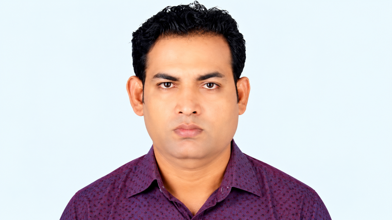 পদাবনতি থেকে ২,৫৯৮ কোটি টাকার প্রকল্পের পিডি, আলোচনায় প্রকৌশলী জুয়েল বিতর্কিত সেই প্রকৌশলী ২৬শ কোটি টাকার প্রকল্পের পিডি Icon আহমদ মুসা রঞ্জু, খুলনা প্রকাশ: ০৯ সেপ্টেম্বর ২০২৬, ১২:০০ এএম প্রিন্ট সংস্করণ 2 Shares facebook sharing buttontwitter sharing buttonwhatsapp sharing buttonmessenger sharing buttonprint sharing buttoncopy sharing button বিতর্কিত সেই প্রকৌশলী ২৬শ কোটি টাকার প্রকল্পের পিডি প্রকৌশলীর আরিফুল ইসলাম জুয়েল। আরও পড়ুন অর্থ পাচারে নাসা নজরুলের ম্যাজিক ঋণের নামে ব্যাংক লুট বিদেশে বিশাল সাম্রাজ্য রাজশাহী বিশ্ববিদ্যালয় সাত মাসেও কার্যক্রম নেই নজরুলচর্চা কেন্দ্রের হুমকির মুখে মেরিন ড্রাইভসহ বিস্তীর্ণ এলাকা সাগরে বিলীন কুয়াকাটার সেই ট্যুরিস্ট পুলিশ বক্স সব খাতে চাঁদাবাজি কৃষক দলের আলমগীরে জিম্মি পতেঙ্গা বেড়েই চলেছে দাম সুগন্ধি চাল রপ্তানির কোটা ৫০ শতাংশ কমল ফলো করুন গুগল নিউজ হোয়াটসঅ্যাপ মেসেঞ্জার প্রকৌশলীর নাম আরিফুল ইসলাম জুয়েল। তার চাকরি জীবনের পুরোটাই বিতর্কে ভরা। দুর্নীতির প্রমাণ পাওয়ায় শাস্তি হিসাবে নির্বাহী প্রকৌশলী থেকে সহকারী প্রকৌশলী পদে পদাবনতি হয় তার। অনিয়মের অভিযোগে চার বছরের জন্য স্থগিত ছিল পদোন্নতি। কর্মস্থলে সময়মতো উপস্থিত না হওয়ায় অসংখ্যবার তাকে কারণ দর্শানো নোটিশ দেওয়া হয়েছে। তার তদবির বাণিজ্যে অতিষ্ঠ হয়ে কেন্দ্রে চিঠিও দিয়েছিলেন খুলনা মহানগর বিএনপির নেতারা। আলোচিত এই প্রকৌশলী বিএনপি সমর্থিত প্রকৌশলীদের সংগঠন অ্যাসোসিয়েশন অব ইঞ্জিনিয়ার্স বাংলাদেশের (অ্যাব) খুলনা জেলা কমিটির সাধারণ সম্পাদক তিনি। তার কর্মজীবন শুরু খুলনা বিশ্ববিদ্যালয়ের সহকারী প্রকৌশলী। পদোন্নতি পেয়ে নির্বাহী প্রকৌশলী, পদাবনতির পর ফের সহকারী প্রকৌশলী এবং অভ্যুত্থানের পর দলীয় প্রভাব খাটিয়ে পদোন্নতি পান উপ-প্রধান প্রকৌশলী হিসাবে। এর মধ্যেই খুলনা ওয়াসার ২ হাজার ৫৯৮ কোটি টাকার পানি সরবরাহ প্রকল্প ফেজ-২ এর প্রকল্প পরিচালক (পিডি) নিয়োগ প্রক্রিয়া শুরু হয়। অভিযোগ রয়েছে, এই প্রকল্পকে কেন্দ্র করেই ২৮ জুন ওয়াসার উপব্যবস্থাপনা পরিচালক পদে নিয়োগ পান তিনি। প্রকল্প পরিচালকের দায়িত্বে থাকা ব্যক্তিদের সরিয়ে দেন। ২ সেপ্টেম্বর ওই প্রকল্পের পরিচালকের দায়িত্ব পেয়েছেন জুয়েল। নাম প্রকাশ না করার শর্তে এক প্রকৌশলী জানান, জটিল প্রকৌশল জ্ঞানের এই কাজের কোনো অভিজ্ঞতা জুয়েলের নেই। কোন ক্ষমতাবলে তিনি এই দায়িত্ব পেয়েছেন তা নিয়ে ওয়াসাজুড়ে শুরু হয়েছে নানা আলোচনা-সমালোচনা। খুলনা বিশ্ববিদ্যালয় থেকে জানা গেছে, খুলনা বিশ্ববিদ্যালয়ের (খুবি) তৃতীয় একাডেমিক ভবন নির্মাণের পরেই হাঁটাচলার সময় কম্পন সৃষ্টি হচ্ছিল। নতুন ভবনে এমন কম্পনের কারণ অনুসন্ধানে ২০১৬ সালের ৬ ডিসেম্বর তদন্ত কমিটি গঠন করে বিশ্ববিদ্যালয় কর্তৃপক্ষ। খুবি এবং খুলনা প্রকৌশল ও প্রযুক্তি বিশ্ববিদ্যালয়ের (কুয়েট) প্রবীণ শিক্ষকদের নিয়ে গঠিত ওই কমিটি ছাদের ৪টি স্থানের স্ল্যাব কেটে বড় অনিয়ম দেখতে পান। নমুনা পরীক্ষায় দেখা যায়, ছাদের নকশায় কংক্রিটের পুরুত্ব থাকার কথা ছিল সাড়ে ৫ ইঞ্চি। সেখানে কোথাও মাত্র ৩ ইঞ্চি, কোথাও মাত্র ৩ দশমিক ৭৫ ইঞ্চি রয়েছে। এতে স্থাপনা ও শিক্ষার্থীদের জীবন ঝুঁকিতে পড়েছে। তদন্তে উঠে আসে, তদারকির দায়িত্বে থাকা প্রকৌশলীরা অনিয়মে বাধা না দিয়ে উলটো ঠিকাদারের পক্ষে বিল ছাড়ের সুপারিশ করেন। কাজ শেষে সাড়ে ৫ ইঞ্চি কংক্রিট রয়েছে মর্মে পুরো অর্থ পরিশোধ করা হয়। দুর্নীতিতে জড়িত থাকায় ওই সময় বিশ্ববিদ্যালয়ের নির্বাহী প্রকৌশলী আরিফুল ইসলাম জুয়েলসহ বেশ কয়েকজনকে শাস্তি দেওয়া হয়। এর মধ্যে জুয়েলকে নির্বাহী প্রকৌশলী থেকে পদাবনতি দিয়ে সহকারী প্রকৌশলী এবং ৪ বছরের জন্য পদোন্নতি স্থগিত করা হয়। খোঁজ নিয়ে জানা গেছে, অ্যাবের সাবেক কেন্দ্রীয় সভাপতি ও বর্তমান রাজউক চেয়ারম্যান প্রকৌশলী মো. রিয়াজুল ইসলামের আস্থাভাজন এই জুয়েল। বিশ্ববিদ্যালয়ের বর্তমান উপাচার্যসহ জ্যেষ্ঠ শিক্ষকদের অনেকেই অ্যাবের সদস্য। অভ্যুত্থানের পর তার বিরুদ্ধে বিশ্ববিদ্যালয়ের শাস্তি বাতিল করান তিনি। ২০২৫ সালে তাকে বিশ্ববিদ্যালয়ের উপ-প্রধান প্রকৌশলী হিসাবে পদোন্নতি দেওয়া হয়। খুলনা বিশ্ববিদ্যালয়ের কোনো কর্মকর্তাকে অন্য সংস্থায় প্রেষণে পাঠানোর ঘটনা ছিল এটাই প্রথম। সূত্রটি জানায়, অভ্যুত্থানের পর বিএনপি ও অ্যাবের প্রভাব খাটিয়ে বিভিন্ন দপ্তরে খবরদারি শুরু করেন জুয়েল। দপ্তরগুলোতে বদলি ও পদায়নে হস্তক্ষেপের অভিযোগ ওঠে তার বিরুদ্ধে। নানা অভিযোগে অতিষ্ঠ হয়ে ২০২৫ সালের ২৬ জুন অ্যাব সভাপতি ও আইইবির চেয়ারম্যান রিয়াজুল ইসলামকে চিঠি লেখেন খুলনা মহানগর বিএনপি সভাপতি এসএম শফিকুল আলম মনা ও সাধারণ সম্পাদক শফিকুল আলম তুহিন। চিঠিতে তারা উল্লেখ করেন, ৭-৮ মাস ধরে একের পর এক অভিযোগ আসছে যে, দলের পদ ব্যবহার করে জুয়েল কুয়েটসহ বিভিন্ন প্রকৌশল দপ্তরে গিয়ে হুমকি-ধমকি, নিয়োগ পদোন্নতিতে অযাচিত হস্তক্ষেপ করছেন। বিভিন্ন অফিসে আর্থিক সুবিধার বিনিময়ে কাজ করে দেবেন বলে তদবির করছেন। এতে দলের সুনাম ক্ষুণ্ন হচ্ছে। ওই চিঠিতে তার সাধারণ সম্পাদক পদ বাতিলের সুপারিশ করা হয়। অবশ্য আরিফুল ইসলাম জুয়েল সব অভিযোগ অস্বীকার করেছেন। মুঠোফোনে তিনি বলেন, যেসব অভিযোগ উত্থাপন করা হয়েছে তার সবই ভুয়া। একজন আমার পেছনে লেগেছেন। আমার কাছে সব পেপার্স রয়েছে। বিএনপি চিঠি দিয়েছে মর্মে যে কথা প্রচার করা হয়েছে সেটি মিথ্যা। নগর বিএনপির সভাপতি মনা ভাই একাধিকবার অস্বীকার করেছেন। ফ্যাসিবাদ আমলে আমাকে পরিকল্পিতভাবে ফাঁসানোর চেষ্টা করা হয়েছে। ভবন নির্মাণে যে দুর্নীতির অভিযোগ তোলা হয়েছিল সে সময় আমি ভারতে চিকিৎসাধীন ছিলাম। পরে অন্তর্বর্তীকালীন সময়ে বিশ্ববিদ্যালয়ের সিন্ডিকেট মিটিংয়ে পূর্বের শাস্তি বাতিল করা হয়েছে। তিনি বলেন, বড় প্রকল্পের পিডি হতে অভিজ্ঞতার প্রয়োজন হয় না, যোগ্যতা থাকতে হয়। এজন্যই আমাকে মিনিস্ট্রি পিডি বানিয়েছে। অসদাচরণে ভরা ছিল আগের কর্মস্থল : যোগ দেওয়ার পর থেকে সহকর্মীদের সঙ্গে দুর্ব্যবহার, কর্মস্থলে দেরি করে উপস্থিত হওয়াসহ বিভিন্ন অভিযোগে অসংখ্যবার তাকে কারণ দর্শানো নোটিশ দেওয়া হয়েছে। বিএনপি, আওয়ামী লীগ, অন্তর্বর্তীকালীন-তিন মেয়াদে একাধিকবার শোকজ পেয়েছেন তিনি। অভ্যুত্থানের পর আরও বেপরোয়া জীবনের অভিযোগ ওঠে তার বিরুদ্ধে। বিশ্ববিদ্যালয়ের ডিজিটাল হাজিরার ফিঙ্গার প্রিন্ট রেকর্ডে দেখা যায়, ২০২৫ সালের নভেম্বর থেকে পরবর্তী ফেব্রুয়ারি পর্যন্ত ৫৪ কর্মদিবসের মধ্যে তিনি ৫৪ দিনই দেরিতে অফিসে উপস্থিত হয়েছেন। ৩০ দিন তিনি আগে বের হয়েছেন। প্রতিদিন গড়ে মাত্র ২ দশমিক ৮৬ ঘণ্টা অফিস করেছেন। এ নিয়ে ৪ মার্চ তাকে আবার শোকজ করা হয়। খুলনা ওয়াসায় যোগদানের পর তিনি নিয়মিত কার্যালয়ে যান না। উপব্যবস্থাপনা পরিচালকের হাজিরা খাতায় ও ফিঙ্গার প্রিন্ট দিতে হয় না বলে এর সত্যতা নিশ্চিত করা যায়নি। সূত্রটি জানায়, ওয়াসার পানি সরবরাহ প্রকল্প পরিচালকের রুটিন দায়িত্বে ছিলেন নির্বাহী প্রকৌশলী রেজাউল ইসলাম। ২৬ এপ্রিল তাকে দায়িত্ব থেকে অব্যাহতি দেওয়া হয়। অভিযোগ রয়েছে, অ্যাবের কেন্দ্রীয় নেতাদের দিয়ে তদবির করিয়ে জুয়েলই এই কাজ করেন। ২৮ জুন ওয়াসায় যোগ দেওয়ার পর তিনি প্রকল্পটির পরিচালক হতে নানা তৎপরতা চালান। কিন্তু ২৯ জুলাই প্রকল্প পরিচালকের অতিরিক্ত দায়িত্ব দেওয়া হয় ব্যবস্থাপনা পরিচালক মো. ফিরোজ শাহকে। এবার তার বিরুদ্ধে বিভিন্ন পত্রিকায় সংবাদ প্রকাশ এবং মন্ত্রণালয়ে তদবির করে ফিরোজ শাহকে সরিয়ে দেন জুয়েল। এখন তিনিই প্রকল্পের দায়িত্ব নিয়েছেন। খুলনা নাগরিক সমাজের সদস্য সচিব অ্যাডভোকেট বাবুল হাওলাদার বলেন, সুপেয় পানি সরবরাহের ব্যর্থতা, বিল ভোগান্তি ও সড়ক খোঁড়াখুঁড়িসহ সব মিলিয়ে ওয়াসা অথর্ব প্রতিষ্ঠানে পরিণত হয়েছে। এটিকে সচল করতে সৎ ও দক্ষ কর্মকর্তা দরকার। রাজনৈতিক বিবেচনায় দুর্নীতি-অনিয়ম প্রশ্রয় পেলে প্রতিষ্ঠানটির অবস্থা আরও নাজুক হবে। ওয়াসার ব্যবস্থাপনা পরিচালক ফিরোজ শাহ বলেন, পিডি নিয়োগ মন্ত্রণালয়ের বিষয়। এখানে আমার কিছু বলার নেই।